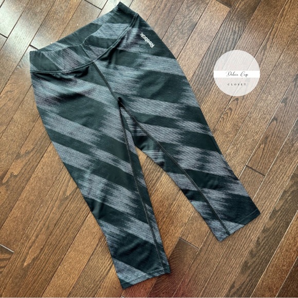 Reebok Pants - Reebok Athletic Crop Capri Leggings Yoga Black Gray Geometric Pattern XS